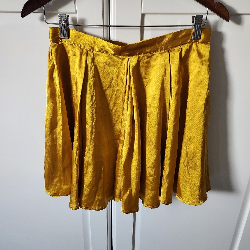 FOREVER 21, Yellow satin pleated mini skirt Size M